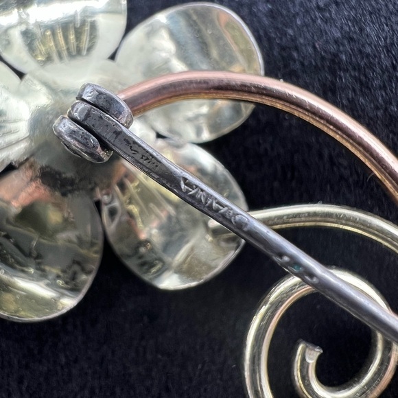 Vintage Two Tone KREMENTZ Signed Single Stem Flower Brooch - Picture 4 of 4